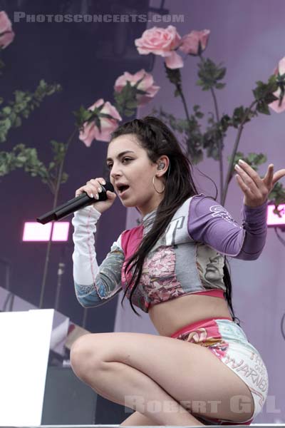 CHARLI XCX - 2017-07-23 - PARIS - Hippodrome de Longchamp - Main Stage 1 - 